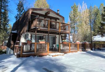 Summit's Best has rooms with a private hot tub