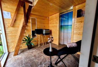 #1 cabin Tiny house with kitchen equipped with essentials near at the Volcano Park has Balcony rooms