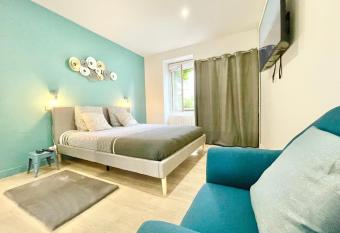 Lorient - L Escapade - Lit Queen Size - Proche Centre et Gare - Internet Haut D  bit Fibre allows 18 year olds to book a room