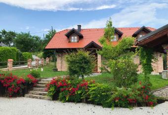 Ku  a za odmor Zagorka has rooms with a private hot tub