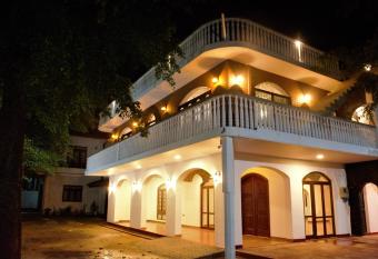 Murphy s Villa allows 18 year olds to book a room