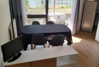 T2 grande terrasse Wi-Fi parking gratuit allows 18 year olds to book a room