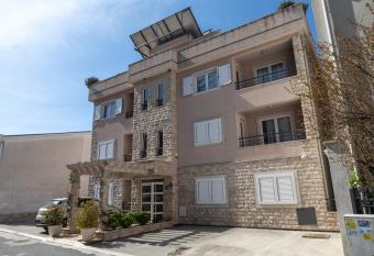 Petrovac Holiday Apartments has Balcony rooms