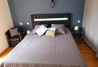 Chambre priv  e, Mer et Foret allows 18 year olds to book a room