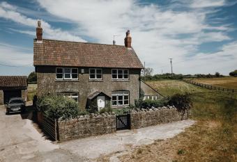 Fantastic 11-Bed Farmhouse with games room allows 18 year olds to book a room