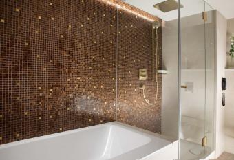 Hilton Prague Hotel has rooms with a private hot tub