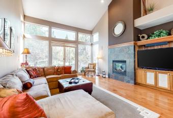 Eagle Crest Creekside Sanctuary has rooms with a private hot tub