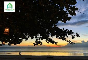 Tiny house on Koh Lanta only 2 mins walk to the beach has Balcony rooms