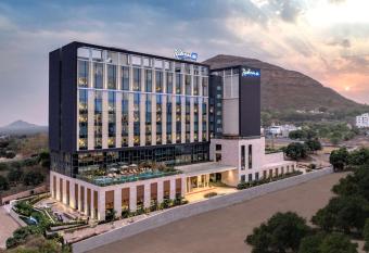 Radisson Blu Hotel & Spa, Nashik has Balcony rooms
