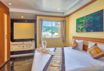 TJ Patong Hotel - SHA Plus has rooms with a private hot tub