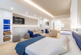 La Botte has rooms with a private hot tub