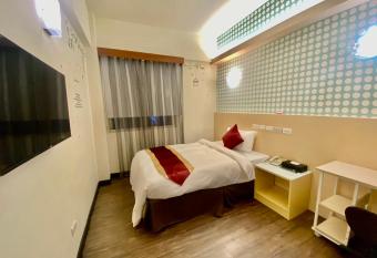 Zhao Lai Hotel allows 18 year olds to book a room