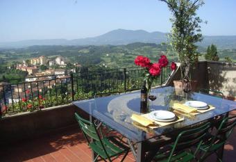 La Terrazza su Chiusi - appartamento panoramico has rooms with a private hot tub