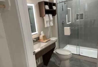 Palace Inn Blue ~ Garth Rd has rooms with a private hot tub