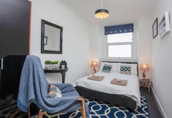 Large House, sleeps 10 with incredible sea views has Balcony rooms