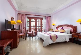 Regency Angkor Hotel has rooms with a private hot tub