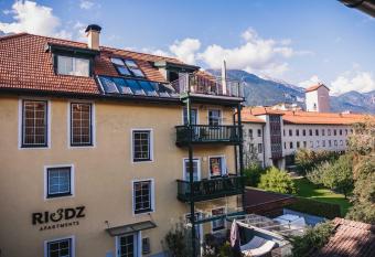 Riedz Apartments Innsbruck- Zentrales Apartmenthaus mit gr  ner Oase has Balcony rooms