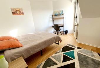 Chambre avec terrasse privative allows 18 year olds to book a room