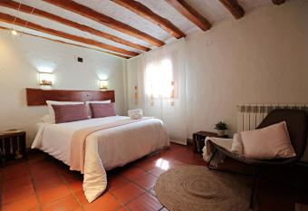 Casa Rural Tila has rooms with a private hot tub