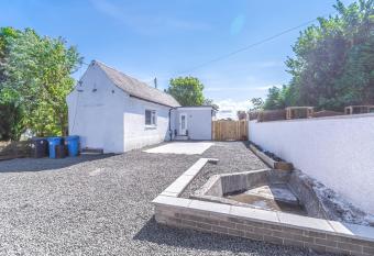 Lovely 1-Bed Cottage in Kelty with Hot Tub has Balcony rooms