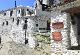 La Casa de la Bombilla Verde allows 18 year olds to book a room