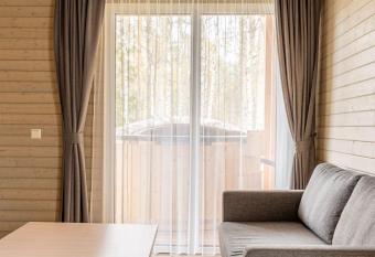 Bona Natura Nameliai has rooms with a private hot tub