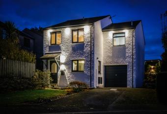 Rockside - Luxury 2 bedroom home with hot tub central, parking pet friendly has Balcony rooms