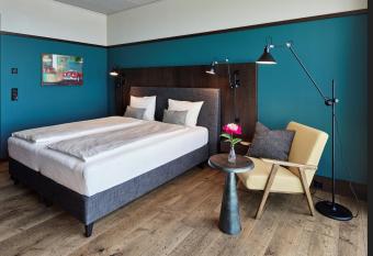 Autohalle Hotel allows 18 year olds to book a room