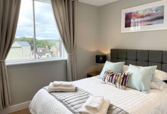 Urban Living s - The Wren Beautiful City Centre Apartment with Parking has Balcony rooms