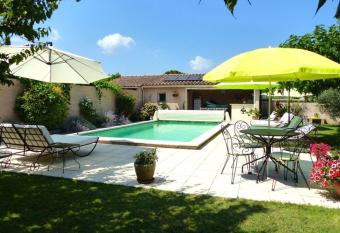 Le Clos de Calas has Balcony rooms