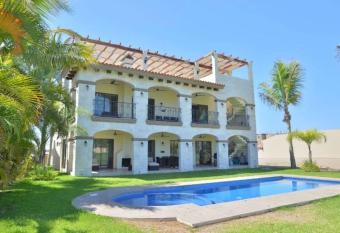 Villa Mazatl  n has Balcony rooms