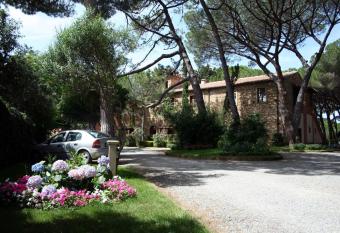 Villa Bolgherello has Balcony rooms