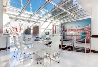 Central Park Residence has rooms with a private hot tub