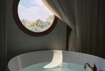 Jimmy Pyramids Hotel has rooms with a private hot tub