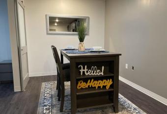 Apt 252 Cozy and Sleek Dwelling Min from Ft Leavenworth has Balcony rooms