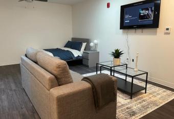 Apt 255 Cozy and Sleek Dwelling Min from Ft Leavenworth has Balcony rooms