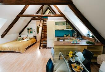 Boutique Hotel Romantick has rooms with a private hot tub