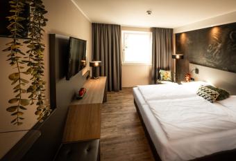 LOGINN Hotel Stuttgart Zuffenhausen allows 18 year olds to book a room