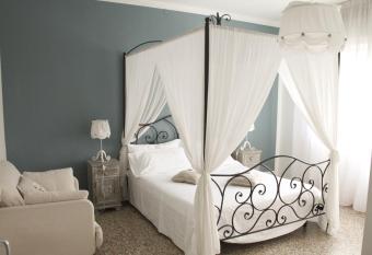 To Be Happy in Venice has Balcony rooms