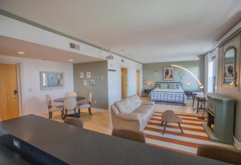 Designer Downtown Condo Suite - Splendid View allows 18 year olds to book a room