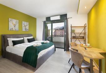 Monolocale con terrazzo vista lago in Via Cassarinetta by LR allows 18 year olds to book a room