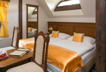 Gold has rooms with a private hot tub