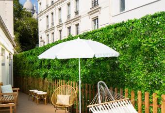 Le Village Montmartre by Hiphophostels has Balcony rooms
