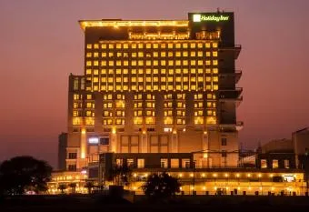 Super OYO Townhouse OAK Elite Oakland allows 18 year olds to book a room