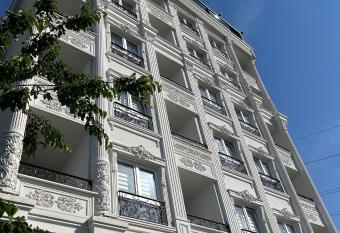 White House Apart has Balcony rooms