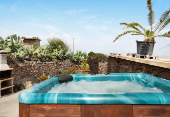 Guia House has Balcony rooms