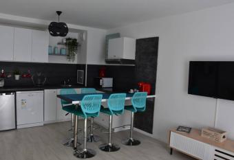 2 pi  ces color   proche de DisneylandParis !!! allows 18 year olds to book a room