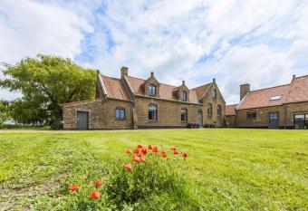 Les Jardins de Jeanne allows 18 year olds to book a room