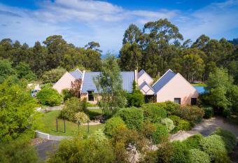 Parnella Kettering has rooms with a private hot tub