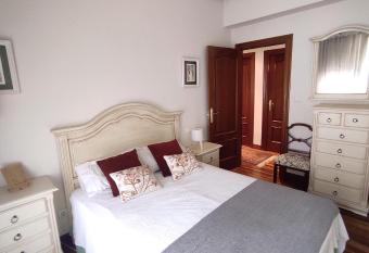 Habitaci  n con balc  n en el centro de Algorta allows 18 year olds to book a room